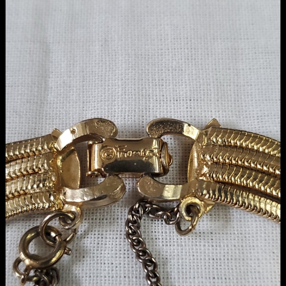 Costume gold charm bracelet - Picture 5 of 8